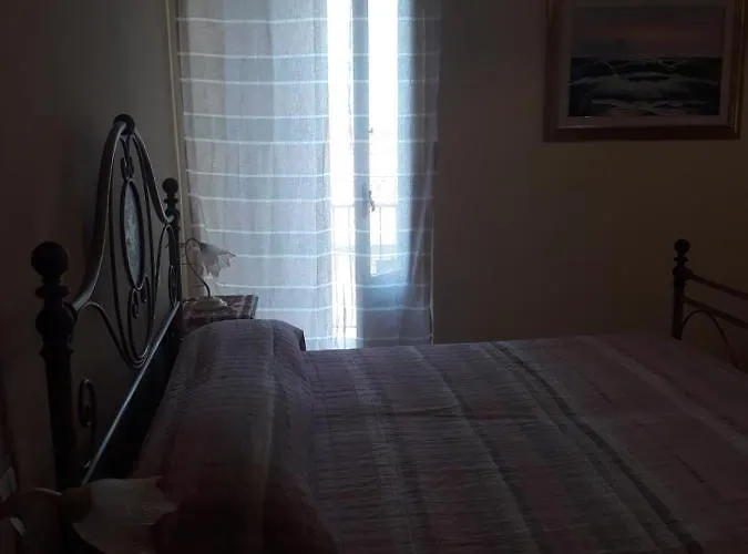 L'antico Faro Кастельсардо